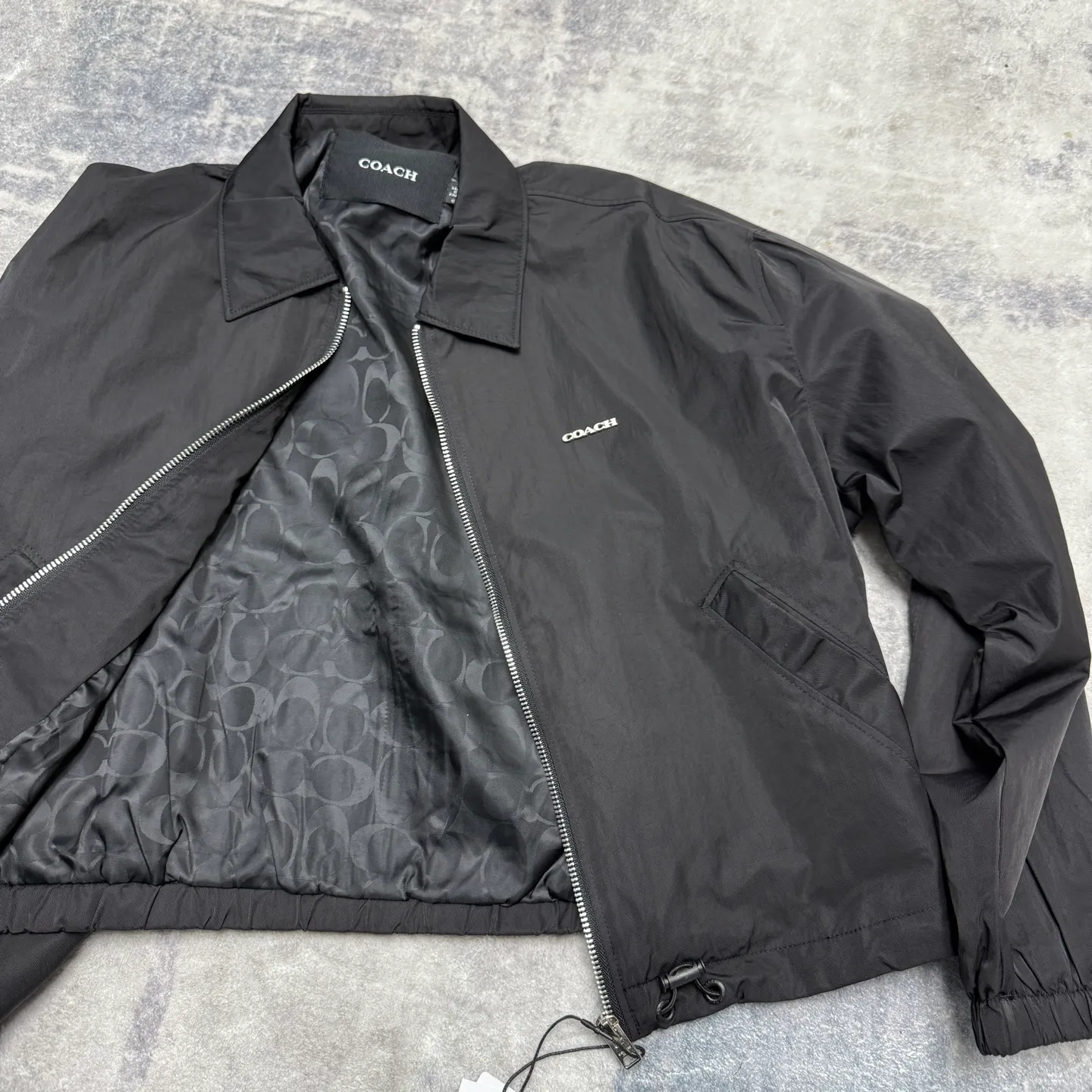 For new arrivals, Coach spring jackets for women. Prada has the same style, with low-key colors and a design with a bit of matte hardware. It has a proper sense of quality and the relaxed feeling of a city walk. At first glance, I am attracted by the fufu little coat. Very classic style. The hem has a closed design, so it can be easily matched with dresses, trousers and short skirts. The design of the short jacket can elongate the body proportions, and it can be worn perfectly with any combination. It is shipped from a trading company, and the quality is absolutely superb. A complete set of customer-supplied auxiliary hardware makes getting in and out of the cabinet stress-free. It can be used to keep wind and warm in early spring, and sunscreen can be used in summer. In autumn, it can be protected from wind. Can be worn from early spring to early autumn. Definitely a must-have for sisters 🤗🤗🤗 Color: Black Composition (polyester fiber) Size: S-L (loose and short version) S size: length 54CM, bust 120CM, shoulder width 49CM, sleeve length 56CM, reference weight 90-105 catties M size: length 56CM, bust 124CM, shoulder width 50CM, sleeve length 57CM Reference weight: 105-115 catties. Size L: length 58CM, bust 128CM, shoulder width 51CM, sleeve length 58CM. Reference weight: 115-130 catties